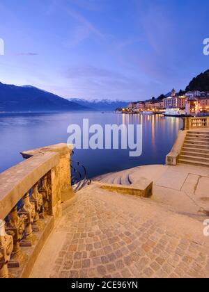 Bellagio sur le lac de Côme au crépuscule. Banque D'Images