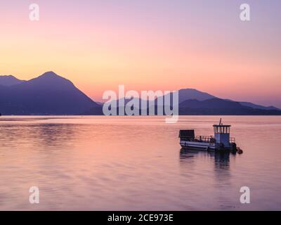 Lever du soleil sur le lac majeur. Banque D'Images