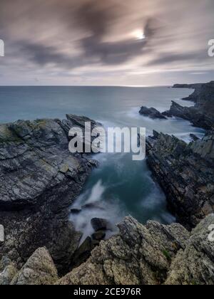 Vue le long de la côte près de Porth Darch sur Anglesey. Banque D'Images