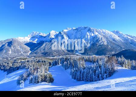 Ciel sans nuages et neige fraîche près de Mittwenwald à Kranzberg ski Resort Banque D'Images