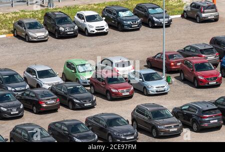 2 Juillet 2019 Moscou, Russie. Voitures dans un parking près de l'aéroport international de Vnukovo à Moscou. Banque D'Images