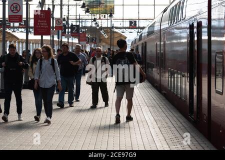 2 Juillet 2019 Moscou, Russie. Passagers sur la plate-forme de la gare de Kiev à Moscou avant le départ du train. Banque D'Images