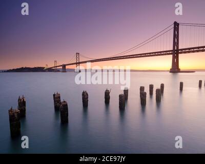 Lever du soleil au pont de la baie d'Oakland à San Francisco. Banque D'Images