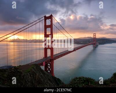 Le Golden Gate Bridge à San Francisco au lever du soleil. Banque D'Images