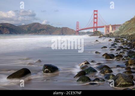 Le Golden Gate Bridge de San Francisco vue depuis la plage de Marshall. Banque D'Images