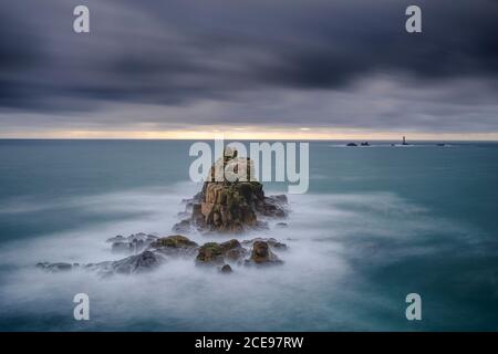 Le Chevalier armé à la fin de la terre dans les mers de tempête. Banque D'Images