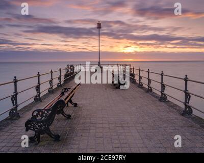 La jetée banjo de Swanage au lever du soleil. Banque D'Images