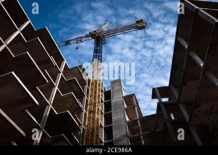 Le site de construction du bloc de la tour a été abandonné après que les développeurs ont manqué d'argent. Banque D'Images