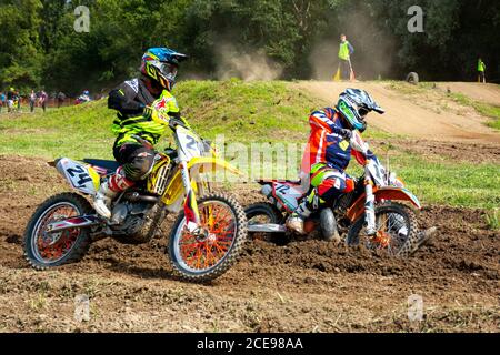 uzhhorod, ukraine - 24 JUIN 2018 : motocross motards en action. vélos dans la poussière et la saleté. Entraînement sportif extrême Banque D'Images