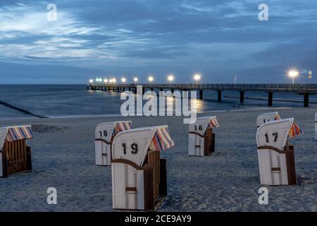 Jetée de Kuehlungsborn à la mer Baltique pendant une nuit d'humeur Banque D'Images