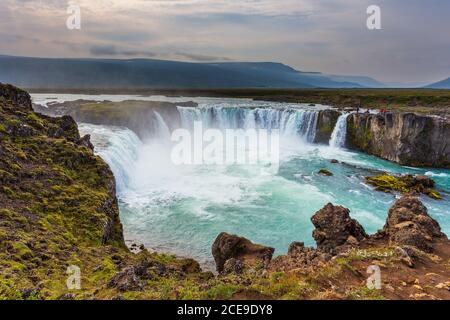 Vue sur la Godafoss, cascade dans le nord de l'Islande. Il est situé le long du périphérique principal. L'une des plus grandes et des plus belles cascades d'Isla Banque D'Images