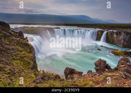 Vue sur la Godafoss, cascade dans le nord de l'Islande. Il est situé le long du périphérique principal. L'une des plus grandes et des plus belles cascades d'Isla Banque D'Images