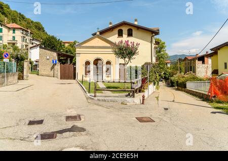 Vue sur la chapelle dédiée à San Rocco dans le village antique Castello Cabiaglio dans la province de Varèse, Lombardie, Italie Banque D'Images