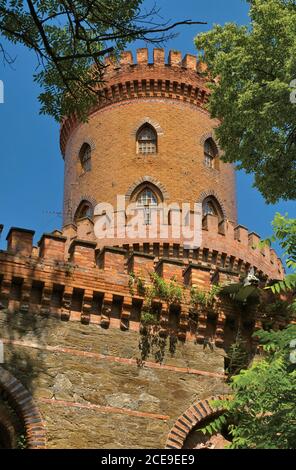 Tour crénelée et mur au château de Kamieniec Ząbkowicki dans la région de Basse-Silésie, Pologne Banque D'Images