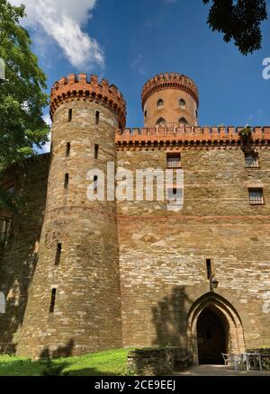 Tours crénelées et mur au château de Kamieniec Ząbkowicki dans la Basse Silésie, Pologne Banque D'Images