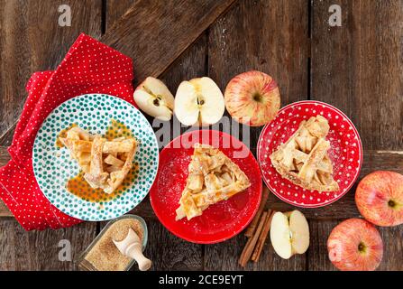 Délicieuse tarte aux pommes maison sur une assiette rouge Banque D'Images