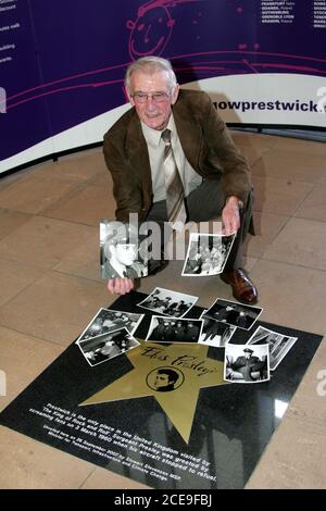 Photos montre le photographe à la retraite Ian ghee de Kilmarnock qui est le seul photographe à obtenir des photos d'Elvis Prestwick quand il est arrivé à Prestwick, vu ici avec quelques copies de ses photos. En 1960, M. ghee, Un photographe du ministère de l'Air détaché auprès de l'US Air Force a-t-il entendu le dévoilement de la dalle d'Elvis Presley alors que l'aéroport se refait l'image de « Pure Dead Brilliant ». L'aéroport avait récemment été repris par Infratil Limited, une société d'investissement en infrastructure basée en Nouvelle-Zélande, Glasgow Prestwick L'aéroport Ayrshire au Royaume-Uni est le seul endroit visted par 'le Roi ' Banque D'Images