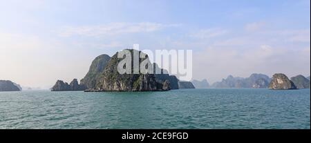 Karsts calcaires dans la baie de Hạ long, Vietnam, Asie Banque D'Images