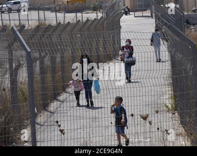 Camp de réfugiés de Shurafat, Israël. 31 août 2020. Les Palestiniens traversent l'escrime de sécurité israélienne près du mur de séparation autour du camp de réfugiés de Shurafat, près de Jérusalem, le lundi 31 août 2020. Le conseiller présidentiel américain Jared Kushner a appelé les Palestiniens à reprendre les négociations avec Israël et à ne pas être « dans le passé » à leur arrivée à l'AUE lors du premier vol direct entre Israël et Abu Dhabi. Photo par Debbie Hill/UPI crédit: UPI/Alay Live News Banque D'Images