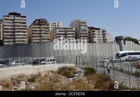 Camp de réfugiés de Shurafat, Israël. 31 août 2020. Un palestinien marche à travers l'escrime de sécurité israélienne près du mur de séparation autour du camp de réfugiés de Shurafat, près de Jérusalem, le lundi 31 août 2020. Le conseiller présidentiel américain Jared Kushner a appelé les Palestiniens à reprendre les négociations avec Israël et à ne pas être « dans le passé » à leur arrivée à l'AUE lors du premier vol direct entre Israël et Abu Dhabi. Photo par Debbie Hill/UPI crédit: UPI/Alay Live News Banque D'Images