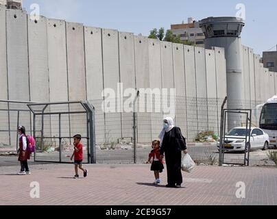 Camp de réfugiés de Shurafat, Israël. 31 août 2020. Les Palestiniens marchent près du mur de séparation israélien autour du camp de réfugiés de Shurafat, près de Jérusalem, le lundi 31 août 2020. Le conseiller présidentiel américain Jared Kushner a appelé les Palestiniens à reprendre les négociations avec Israël et à ne pas être « dans le passé » à leur arrivée à l'AUE lors du premier vol direct entre Israël et Abu Dhabi. Photo par Debbie Hill/UPI crédit: UPI/Alay Live News Banque D'Images