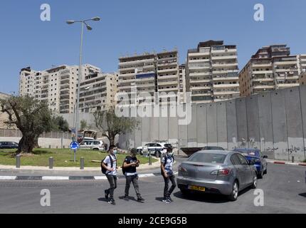 Camp de réfugiés de Shurafat, Israël. 31 août 2020. La jeunesse palestinienne marche près du mur de séparation israélien autour du camp de réfugiés de Shurafat, près de Jérusalem, le lundi 31 août 2020. Le conseiller présidentiel américain Jared Kushner a appelé les Palestiniens à reprendre les négociations avec Israël et à ne pas être « dans le passé » à leur arrivée à l'AUE lors du premier vol direct entre Israël et Abu Dhabi. Photo par Debbie Hill/UPI crédit: UPI/Alay Live News Banque D'Images