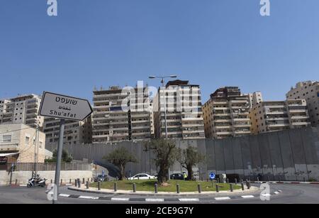 Camp de réfugiés de Shurafat, Israël. 31 août 2020. Des immeubles d'appartements sont vus derrière le mur de séparation israélien autour du camp de réfugiés de Shurafat, près de Jérusalem, le lundi 31 août 2020. Le conseiller présidentiel américain Jared Kushner a appelé les Palestiniens à reprendre les négociations avec Israël et à ne pas être « dans le passé » à leur arrivée à l'AUE lors du premier vol direct entre Israël et Abu Dhabi. Photo par Debbie Hill/UPI crédit: UPI/Alay Live News Banque D'Images