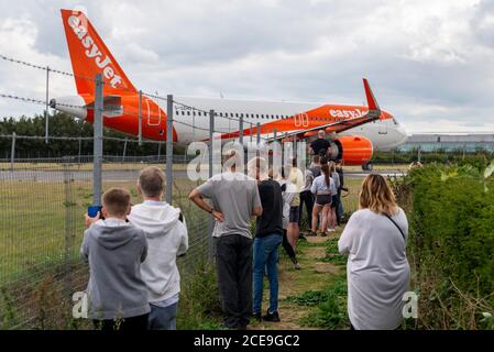 Aéroport de Londres Southend, Essex, Royaume-Uni. 31 août 2020. Le vol easyJet numéro U27435 a pris son départ de l'aéroport Southend de Londres pour Malaga en Espagne, marquant la fin d'easyJet à Southend. Une fois le vol de retour terminé tard dans la soirée, la base d'easyJet se fermera, avec la perte de nombreux emplois. Un certain nombre de personnes se sont tournées vers le départ final de la populaire compagnie aérienne Banque D'Images