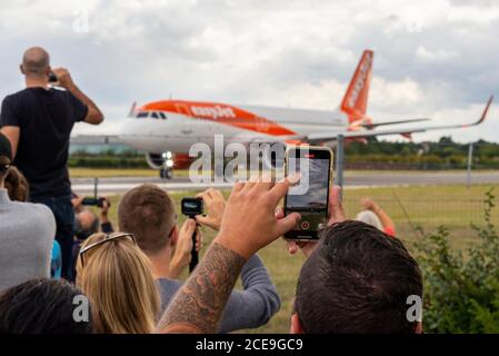 Aéroport de Londres Southend, Essex, Royaume-Uni. 31 août 2020. Le vol easyJet numéro U27435 a pris son départ de l'aéroport Southend de Londres pour Malaga en Espagne, marquant la fin d'easyJet à Southend. Une fois le vol de retour terminé tard dans la soirée, la base d'easyJet se fermera, avec la perte de nombreux emplois. Un certain nombre de personnes se sont tournées vers le départ final de la populaire compagnie aérienne Banque D'Images