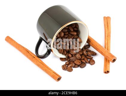 Tasse avec grains de café et bâtonnets de cannelle Banque D'Images