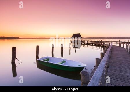 Jetée en bois sur le lac Hemmelsdorf / Hemmelsdorfer Voir au lever du soleil au printemps près de Lübeck, Schleswig-Holstein, Allemagne Banque D'Images