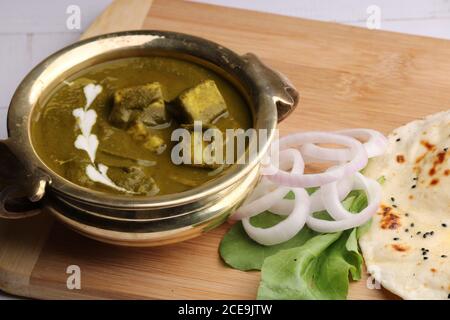 Le curry au fromage Palak paneer ou Spinach et Cottage est une recette de plat principal saine en Inde, servie avec Naan. Banque D'Images