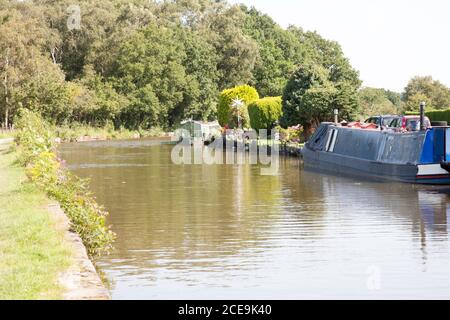 Des bateaux étroits amarrés sur le canal de Macclesfield plus haut Poynton Cheshire Angleterre Banque D'Images