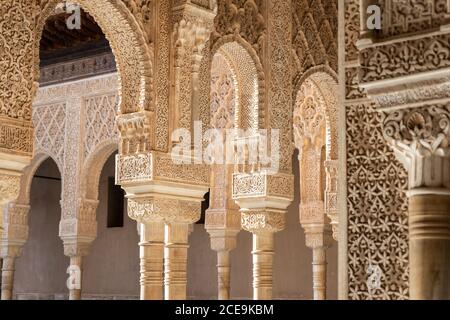 Colonnes de la Cour des Lions à l'Alhambra de Grenade. Banque D'Images