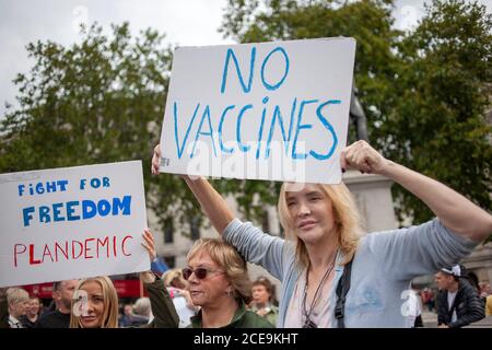 Londres, Royaume-Uni. 29 août 2020. Une femme blonde d’âge moyen porte la bannière « pas de vaccin ». Manifestation Unite for Freedom, Trafalgar Square. Banque D'Images