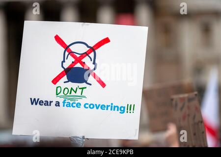 Londres, Royaume-Uni. 29 août 2020. Bannière ‘ne pas porter de couverture de visage’. Manifestation Unite for Freedom, Trafalgar Square. Banque D'Images
