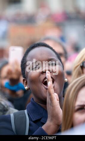 Londres, Royaume-Uni. 29 août 2020. Une jeune femme noire, dans une foule, applaudit à une manifestation Unite for Freedom. Trafalgar Square. Banque D'Images