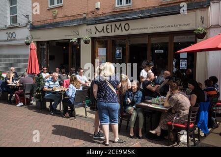 Windsor, Royaume-Uni. 31 août 2020. Les résidents et les visiteurs de la région peuvent profiter de déjeuners subventionnés du lundi du jour des fêtes de la banque dans un restaurant marocain le dernier jour de la fête du gouvernement, manger à l’extérieur pour aider à la restauration. De nombreux propriétaires de restaurants ont demandé une extension du programme mis en place par le Chancelier de l'Echiquier pour aider à préserver les emplois d'accueil pendant la pandémie COVID-19. Crédit : Mark Kerrison/Alamy Live News Banque D'Images