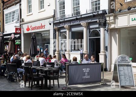 Windsor, Royaume-Uni. 31 août 2020. Les résidents et les visiteurs de la région peuvent profiter de déjeuners subventionnés du lundi du jour des fêtes de la banque dans un restaurant turc le dernier jour du programme de repas du gouvernement. De nombreux propriétaires de restaurants ont demandé une extension du programme mis en place par le Chancelier de l'Echiquier pour aider à préserver les emplois d'accueil pendant la pandémie COVID-19. Crédit : Mark Kerrison/Alamy Live News Banque D'Images