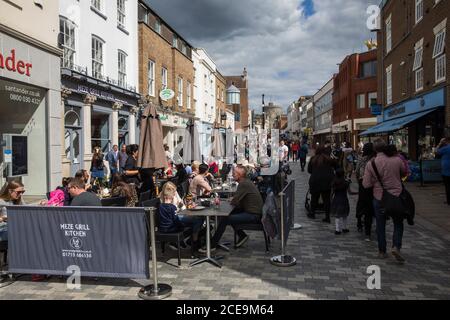 Windsor, Royaume-Uni. 31 août 2020. Les résidents et les visiteurs de la région peuvent profiter de déjeuners subventionnés du lundi du jour des fêtes de la banque dans un restaurant turc le dernier jour du programme de repas du gouvernement. De nombreux propriétaires de restaurants ont demandé une extension du programme mis en place par le Chancelier de l'Echiquier pour aider à préserver les emplois d'accueil pendant la pandémie COVID-19. Crédit : Mark Kerrison/Alamy Live News Banque D'Images