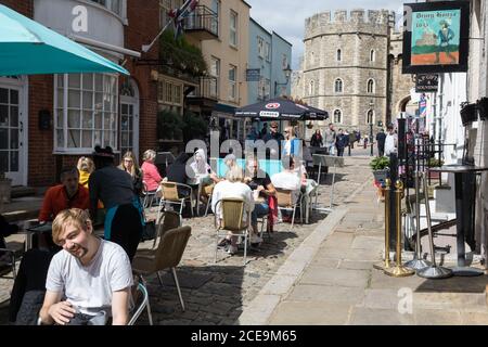 Windsor, Royaume-Uni. 31 août 2020. Les résidents et les visiteurs de la région apprécient les déjeuners subventionnés de la Bank Holiday lundi, près du château de Windsor, le dernier jour du programme de repas manger à l’extérieur du gouvernement. De nombreux propriétaires de restaurants ont demandé une extension du programme mis en place par le Chancelier de l'Echiquier pour aider à préserver les emplois d'accueil pendant la pandémie COVID-19. Crédit : Mark Kerrison/Alamy Live News Banque D'Images