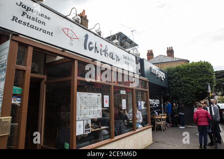 Windsor, Royaume-Uni. 31 août 2020. Les résidents et les visiteurs de la région font la queue pour des déjeuners subventionnés du lundi de la fête de la banque dans un restaurant japonais le dernier jour du programme de repas du gouvernement. De nombreux propriétaires de restaurants ont demandé une extension du programme mis en place par le Chancelier de l'Echiquier pour aider à préserver les emplois d'accueil pendant la pandémie COVID-19. Crédit : Mark Kerrison/Alamy Live News Banque D'Images