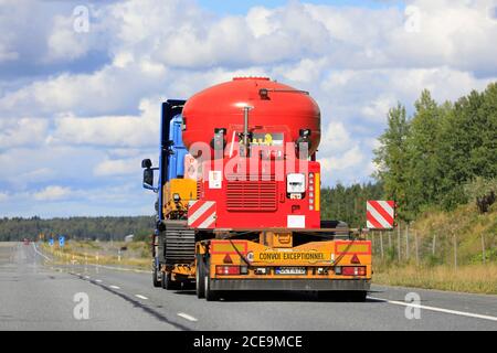 Blue Scania R500 semi-remorque Hosike transporte le dispositif d'alimentation de pression Allu PF en charge surdimensionnée sur l'autoroute 2 en automne. Jokioinen, Finlande. 28 août 2020. Banque D'Images