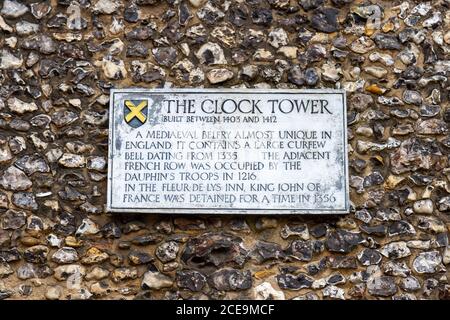 Plaque sur la Tour de l'horloge, le seul beffroi médiéval encore en vie en Angleterre, St Albans, Hertfordshire, Royaume-Uni. Banque D'Images