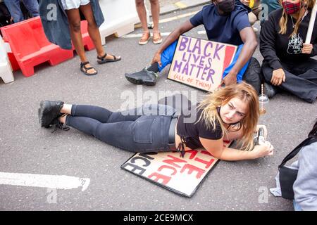 Londres, Royaume-Uni. 30 août 2020. Des millions de personnes défilent de Notting Hill à Marble Arch. Protester contre la brutalité policière aux États-Unis et au Royaume-Uni crédit: Neil Banque D'Images