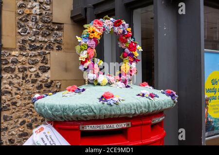 Revêtement tricoté sur une boîte postale à St Albans, Hertfordshire, Royaume-Uni, dans le cadre du programme de boîtes postales de St Albans. Banque D'Images