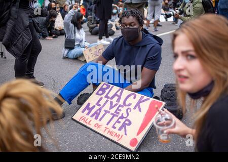 Londres, Royaume-Uni. 30 août 2020. Des millions de personnes défilent de Notting Hill à Marble Arch. Protester contre la brutalité policière aux États-Unis et au Royaume-Uni crédit: Neil Banque D'Images