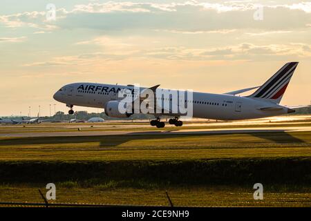 Montréal, Québec / Canada - 06/21-2020 : an Air France 787-9 en provenance de CYUL, aéroport international de Montreux au coucher du soleil. Banque D'Images