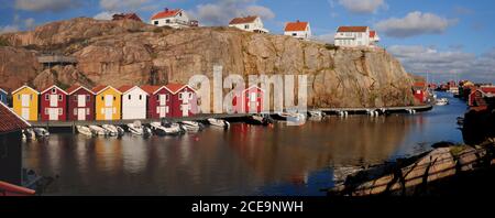 Vue panoramique sur les maisons de bateau colorées à Smogenbrygga à Smogen Un jour d'été ensoleillé avec quelques nuages dans le Ciel Banque D'Images