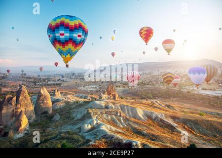 Hot Air Balloon voler au-dessus de la Cappadoce, Turquie Banque D'Images